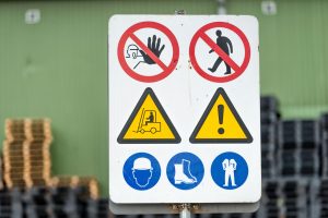 Pourquoi les panneaux sont indispensables dans une entreprise : L&rsquo;importance de la signalétique